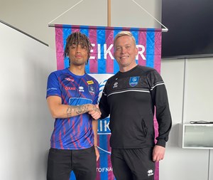 Róbert Quental Árnason framlengir til 2025
